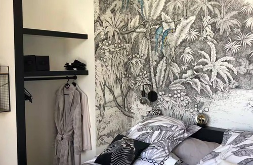 Parentis-en-Born Bed & Breakfast | Bed and Breakfast 'Chambre Double Perroquets' with Shared Terrace, Shared Garden and Wi-Fi