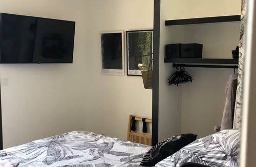 Parentis-en-Born Bed & Breakfast | Bed and Breakfast 'Chambre Double Perroquets' with Shared Terrace, Shared Garden and Wi-Fi