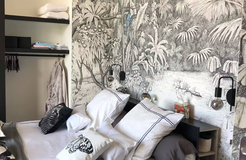 Parentis-en-Born Bed & Breakfast | Bed and Breakfast 'Chambre Double Perroquets' with Shared Terrace, Shared Garden and Wi-Fi