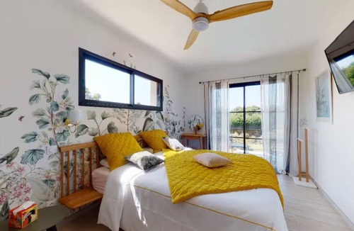 Parentis-en-Born Bed & Breakfast | Bed and Breakfast 'Chambre Suite Papillons' with Shared Terrace, Shared Garden and Wi-Fi