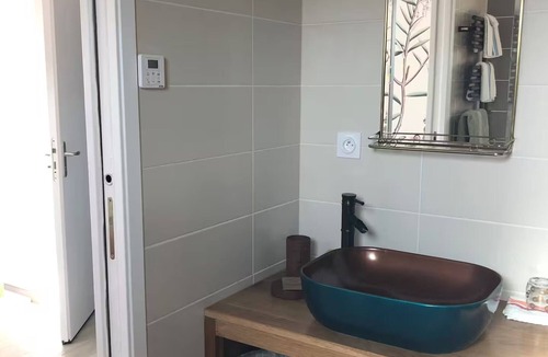 Parentis-en-Born Bed & Breakfast | Bed and Breakfast 'Chambre Suite Papillons' with Shared Terrace, Shared Garden and Wi-Fi