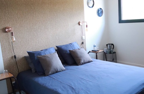 Plouer-sur-Rance Bed & Breakfast | Bed and Breakfast 'Chambre L'Abri Des Flots' with Shared Pool, Shared Terrace and Wi-Fi
