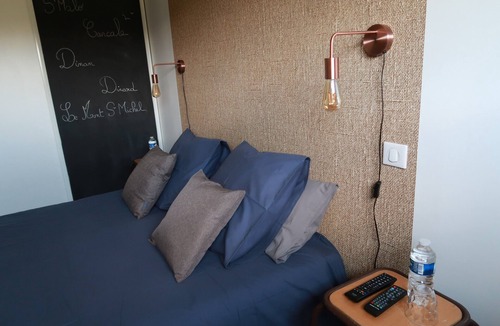 Plouer-sur-Rance Bed & Breakfast | Bed and Breakfast 'Chambre L'Abri Des Flots' with Shared Pool, Shared Terrace and Wi-Fi