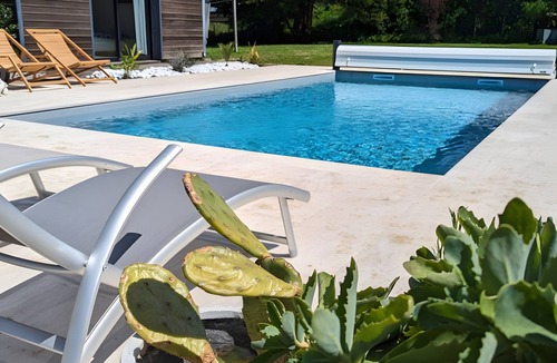 Plouer-sur-Rance Bed & Breakfast | Bed and Breakfast 'Chambre Port Briac' with Shared Pool, Shared Terrace and Wi-Fi