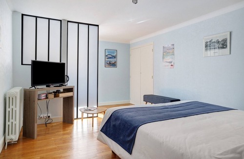 Laigne-en-Belin Bed & Breakfast | Bed and Breakfast 'Chambre Le Mans' with Shared Terrace, Shared Garden and Wi-Fi