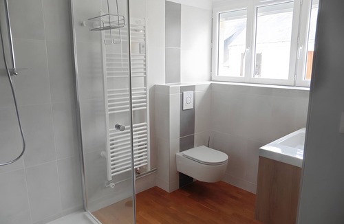 Laigne-en-Belin Bed & Breakfast | Bed and Breakfast 'Chambre Le Mans' with Shared Terrace, Shared Garden and Wi-Fi