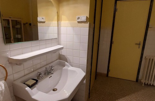 Lavelanet Bed & Breakfast | BED AND BREAKFAST - ARTIST SHARING