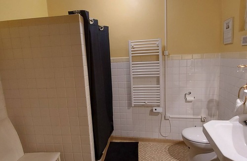 Lavelanet Bed & Breakfast | BED AND BREAKFAST - ARTIST SHARING