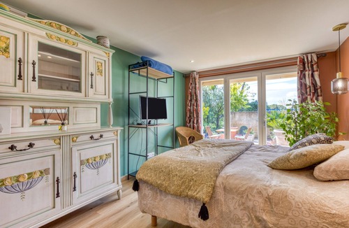 Saint-Just Bed & Breakfast | Bed and Breakfast 'Aux Amelierets' with Shared Pool, Shared Terrace and Wi-Fi