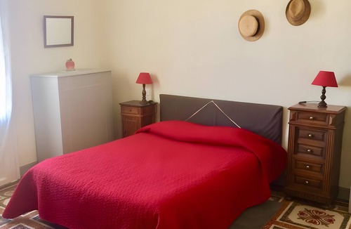Salinelles Bed & Breakfast | Bed and Breakfast 'Automne Hiver Été' with Shared Terrace, Private Garden and Wi-Fi