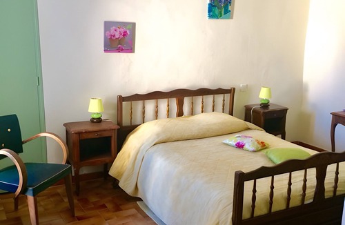 Salinelles Bed & Breakfast | Bed and Breakfast 'Automne Hiver Été' with Shared Terrace, Private Garden and Wi-Fi