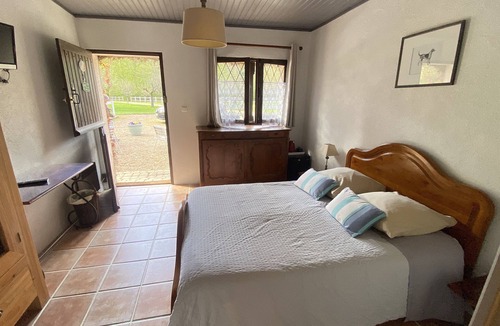 Amboise Bed & Breakfast | Bed and Breakfast 'Auberge Marcheroux Chambre N°2' with Shared Garden and Wi-Fi