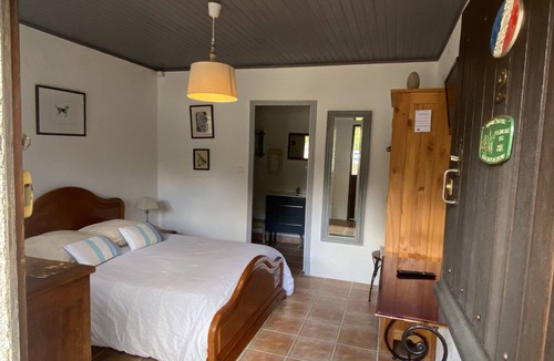 Amboise Bed & Breakfast | Bed and Breakfast 'Auberge Marcheroux Chambre N°2' with Shared Garden and Wi-Fi