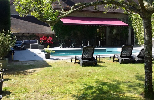 Amboise Bed & Breakfast | Bed and Breakfast 'Auberge Marcheroux Chambre N°2' with Shared Garden and Wi-Fi