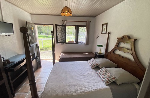Amboise Bed & Breakfast | Bed and Breakfast 'Auberge Marcheroux Chambre N°4' with Shared Garden and Wi-Fi