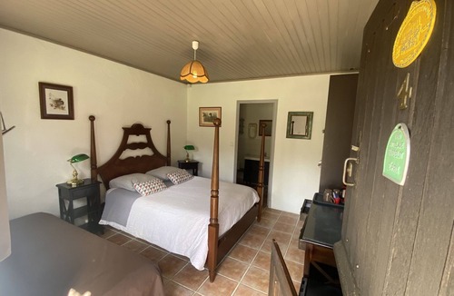 Amboise Bed & Breakfast | Bed and Breakfast 'Auberge Marcheroux Chambre N°4' with Shared Garden and Wi-Fi