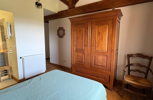 Saint-Julien-Labrousse Bed & Breakfast | Bed and Breakfast 'Chataigne' with Shared Terrace, Shared Garden and Wi-Fi