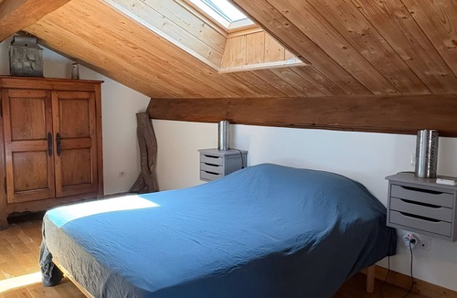 Saint-Julien-Labrousse Bed & Breakfast | Bed and Breakfast 'Chataigne' with Shared Terrace, Shared Garden and Wi-Fi