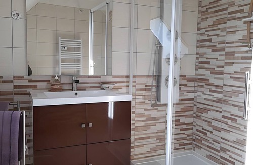 Saint-Bon Bed & Breakfast | Bed and Breakfast 'Chambre 1' with Shared Pool, Shared Terrace and Wi-Fi