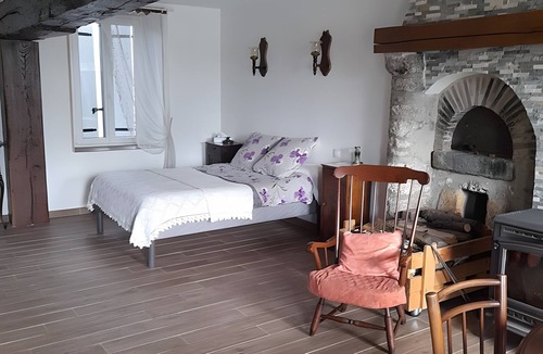 Saint-Bon Bed & Breakfast | Bed and Breakfast 'Chambre 1' with Shared Pool, Shared Terrace and Wi-Fi