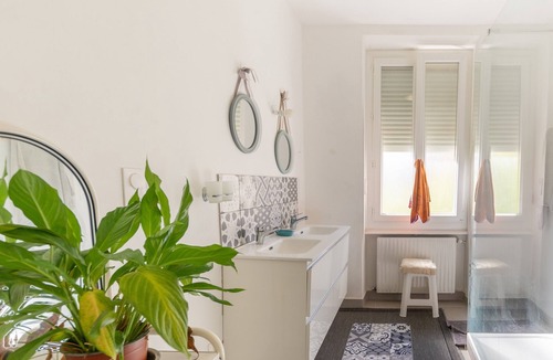 Le Teil Bed & Breakfast | Bed and Breakfast 'Chambre Spacieuse' with Shared Terrace, Shared Garden and Wi-Fi