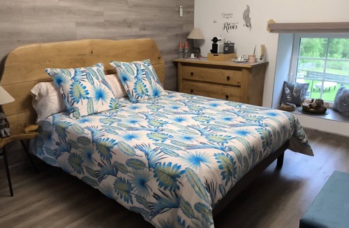 Plantades Bed & Breakfast | Bed and Breakfast 'Chambre Michaël' with Mountain View, Shared Garden and Air Conditioning