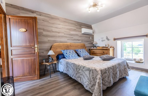 Plantades Bed & Breakfast | Bed and Breakfast 'Chambre Michaël' with Mountain View, Shared Garden and Air Conditioning