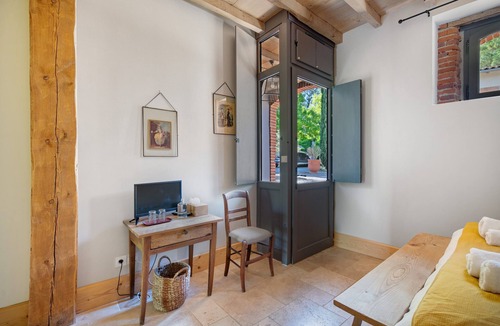 Verfeil Bed & Breakfast | Bed and Breakfast 'Chambre Camille' with Shared Pool, Wi-Fi and Air Conditioning