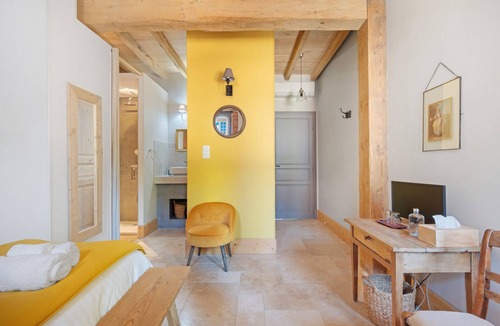 Verfeil Bed & Breakfast | Bed and Breakfast 'Chambre Camille' with Shared Pool, Wi-Fi and Air Conditioning