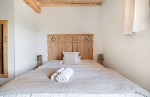 Verfeil Bed & Breakfast | Bed and Breakfast 'Chambre 'Cousin Paul' with Shared Pool, Wi-Fi and Air Conditioning