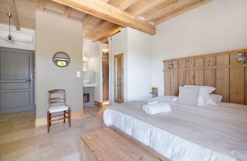 Verfeil Bed & Breakfast | Bed and Breakfast 'Chambre 'Cousin Paul' with Shared Pool, Wi-Fi and Air Conditioning