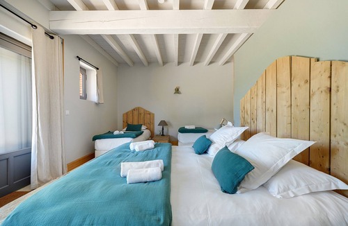 Verfeil Bed & Breakfast | Bed and Breakfast 'Chambre 'Les Bons Enfants' with Shared Pool, Wi-Fi and Air Conditioning