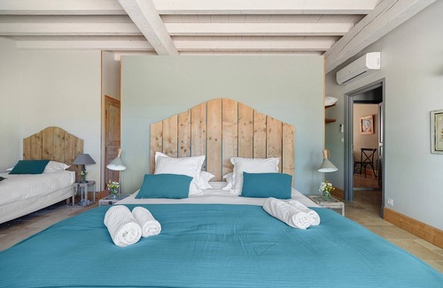 Verfeil Bed & Breakfast | Bed and Breakfast 'Chambre 'Les Bons Enfants' with Shared Pool, Wi-Fi and Air Conditioning