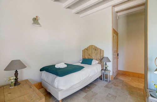 Verfeil Bed & Breakfast | Bed and Breakfast 'Chambre 'Les Bons Enfants' with Shared Pool, Wi-Fi and Air Conditioning