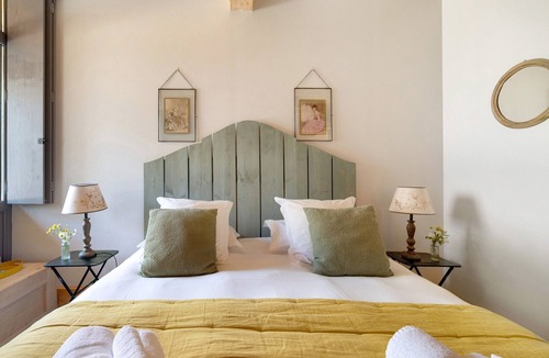 Verfeil Bed & Breakfast | Bed and Breakfast 'Chambre 'Madeleine' with Shared Pool, Wi-Fi and Air Conditioning