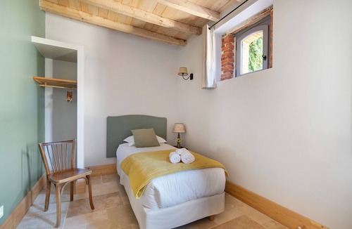 Verfeil Bed & Breakfast | Bed and Breakfast 'Chambre 'Madeleine' with Shared Pool, Wi-Fi and Air Conditioning