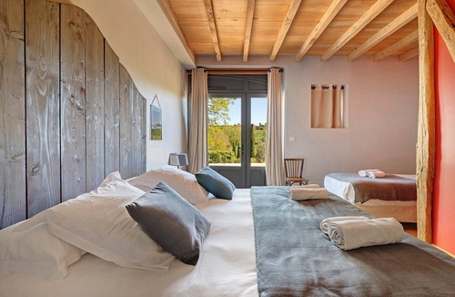 Verfeil Bed & Breakfast | Bed and Breakfast 'Chambre 'Sophie' with Shared Pool, Wi-Fi and Air Conditioning