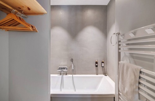 Verfeil Bed & Breakfast | Bed and Breakfast 'Chambre 'Sophie' with Shared Pool, Wi-Fi and Air Conditioning
