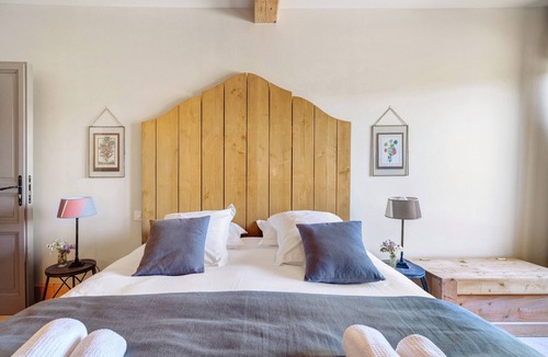 Verfeil Bed & Breakfast | Bed and Breakfast 'Chambre 'Sophie' with Shared Pool, Wi-Fi and Air Conditioning