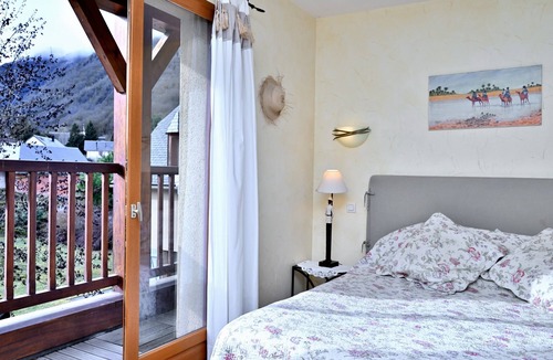 Guchen Bed & Breakfast | Bed and Breakfast 'Chambre Hellebores' with Mountain View, Shared Terrace and Wi-Fi