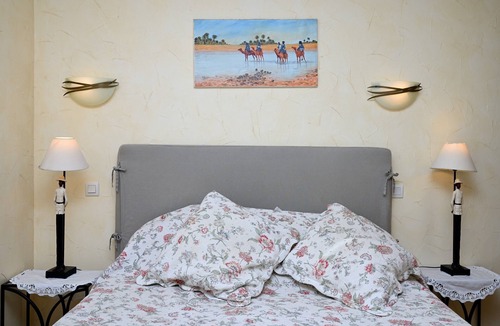 Guchen Bed & Breakfast | Bed and Breakfast 'Chambre Hellebores' with Mountain View, Shared Terrace and Wi-Fi