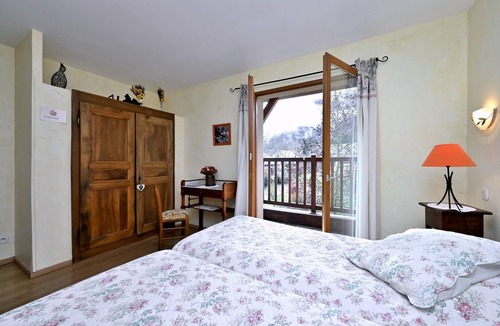 Guchen Bed & Breakfast | Bed and Breakfast 'Chambre Rhododendron' with Mountain View, Shared Terrace and Wi-Fi