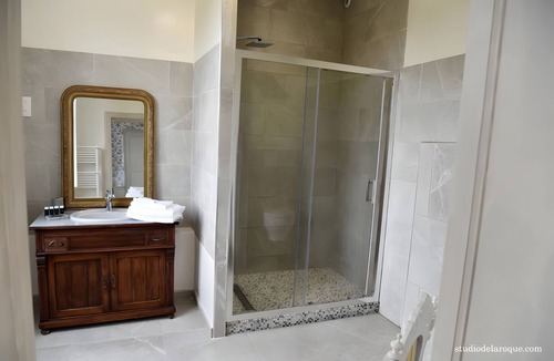 Sanxay Bed & Breakfast | Bed and Breakfast 'Chambre Double - Vue Sur Parc' with Shared Garden and Wi-Fi