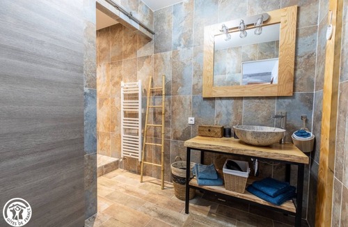 Plantades Bed & Breakfast | Bed and Breakfast 'Chambre Michaël' with Mountain View, Shared Garden and Air Conditioning