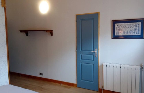 Soubes Bed & Breakfast | Bed and Breakfast 'Chambre Paul' with Shared Pool, Shared Terrace and Wi-Fi