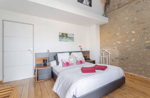 Bages Bed & Breakfast | Bed and Breakfast 'Chambre D'hote - Caraibes' with Shared Terrace, Wi-Fi and Air Conditioning