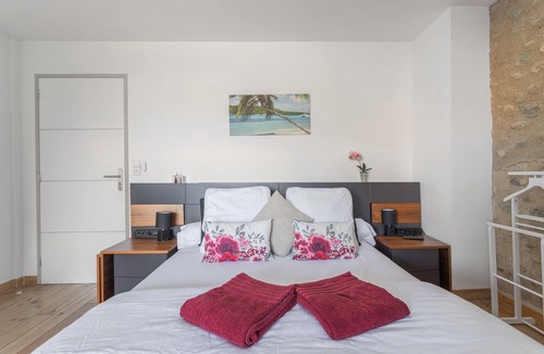 Bages Bed & Breakfast | Bed and Breakfast 'Chambre D'hote - Caraibes' with Shared Terrace, Wi-Fi and Air Conditioning
