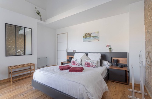 Bages Bed & Breakfast | Bed and Breakfast 'Chambre D'hote - Caraibes' with Shared Terrace, Wi-Fi and Air Conditioning