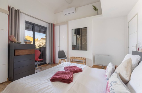 Bages Bed & Breakfast | Bed and Breakfast 'Chambre D'hote - Caraibes' with Shared Terrace, Wi-Fi and Air Conditioning