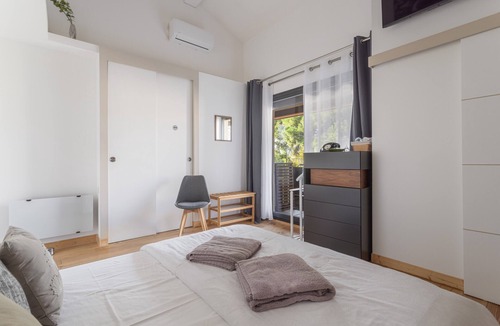 Bages Bed & Breakfast | Bed and Breakfast 'Chambre D'hote - Namibie' with Shared Terrace, Wi-Fi and Air Conditioning